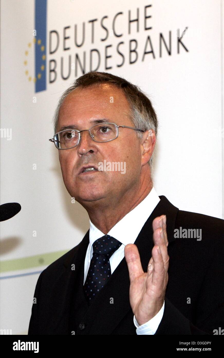 bei einer Pressekonferenz von der Deutschen Bundesbank (Deutsche Bundesbank) in Frankfurt am Main, 22. September 2004 spricht (Dpa) - Bundesfinanzminister Hans Eichel. Stockfoto