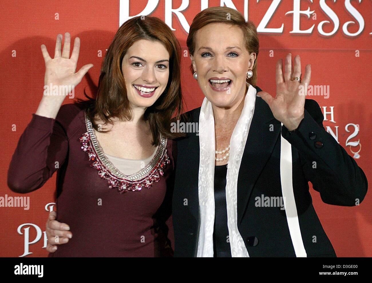 (Dpa) - Schauspielerinnen Anne Hathaway (L) und Dame Julie Andrews Lächeln und winken bei der Vorstellung ihres neuen Films "The Princess Diaries 2: Royal Engagement" in München, 22. September 2004. Die romantische Komödie startet bundesweit am 23. September 2004. Stockfoto