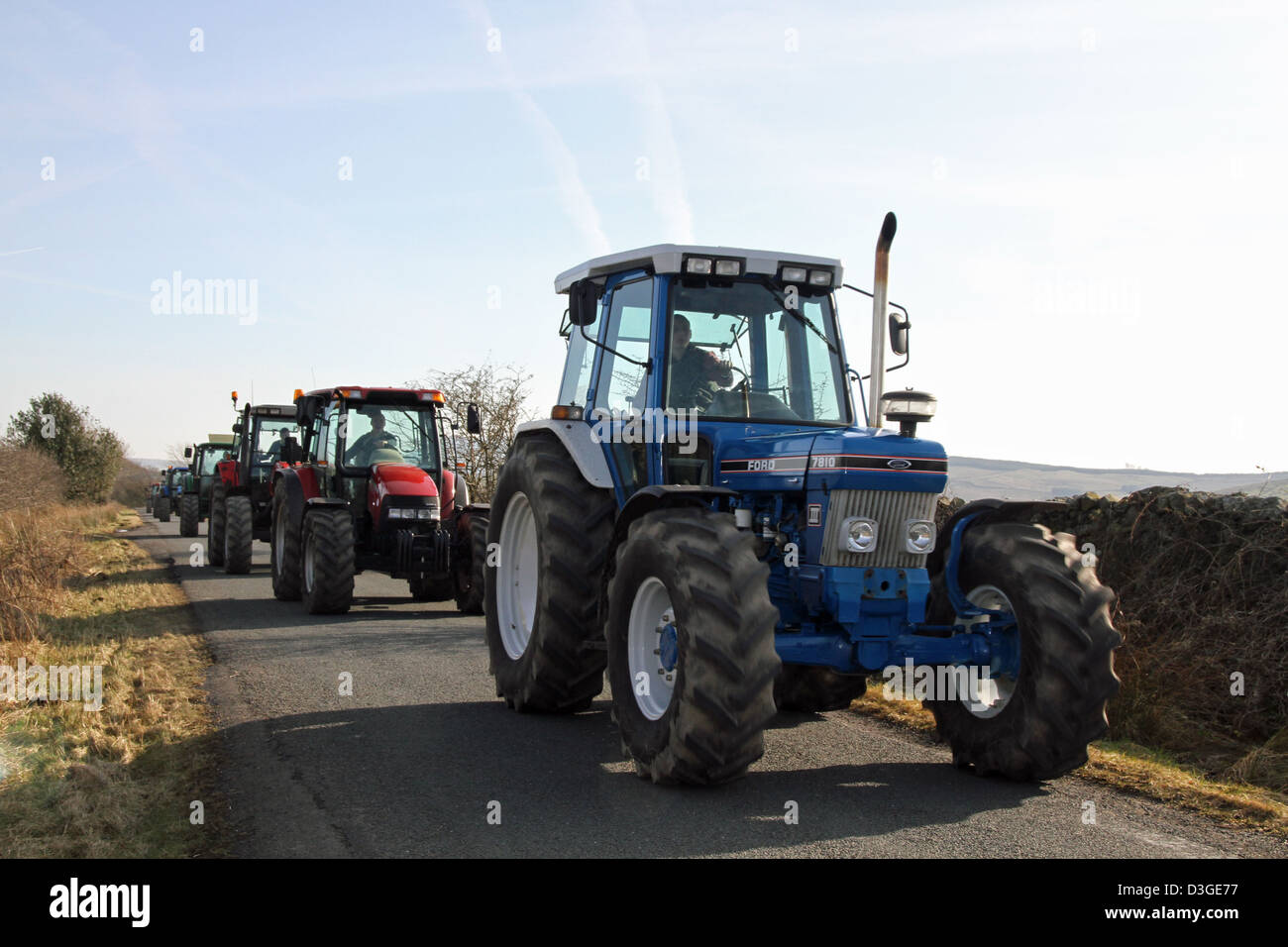 Traktoren auf einem Feldweg in der Nähe von Cltheroe in Lancashire Stockfoto