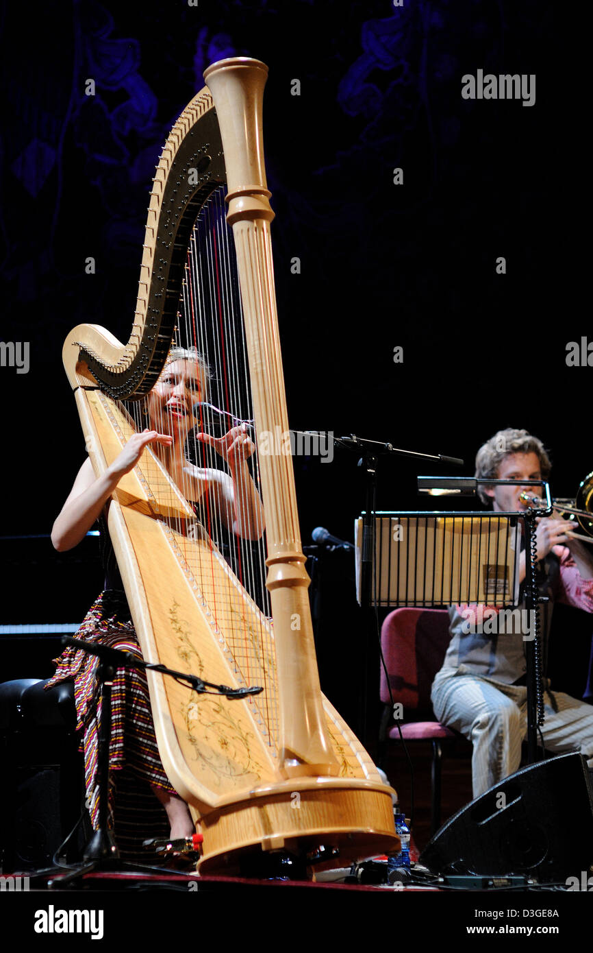 BARCELONA, Spanien - 20 JAN: Joanna Newsom führt auf Palau De La Musica am 20. Januar 2011 in Barcelona. Stockfoto