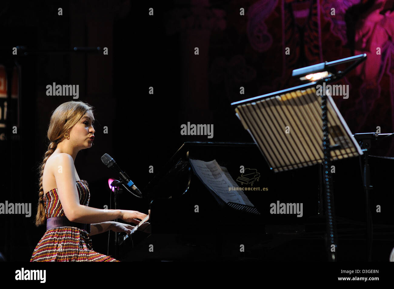 BARCELONA, Spanien - 20 JAN: Joanna Newsom führt auf Palau De La Musica am 20. Januar 2011 in Barcelona. Stockfoto