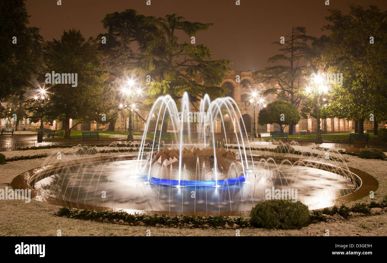 Verona - Brunnen von Piazza Bra in der Nacht Stockfoto