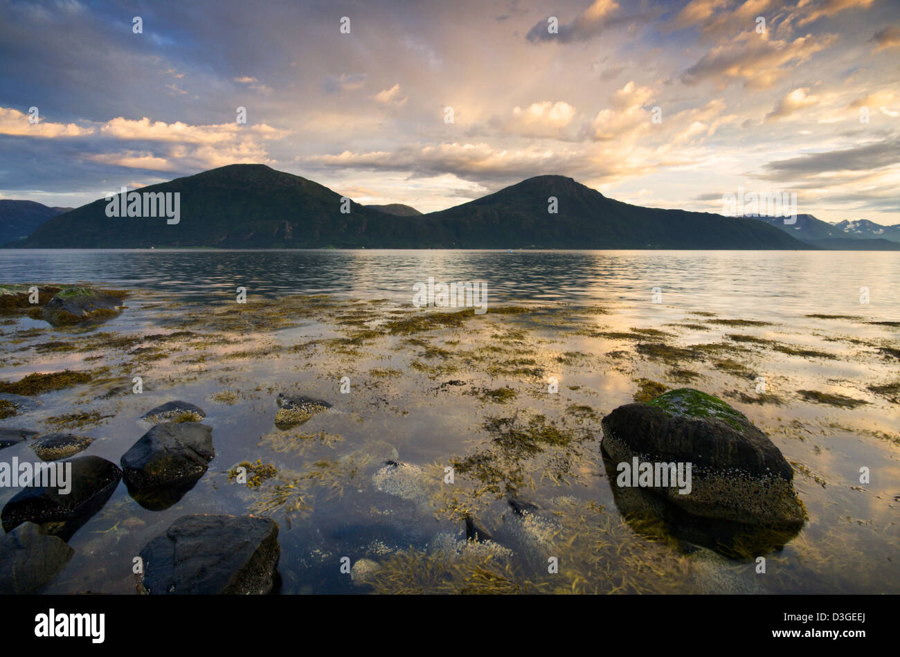 Lebendige Sonnenuntergang Seenlandschaft über den wunderschönen norwegischen Fjorden Stockfoto