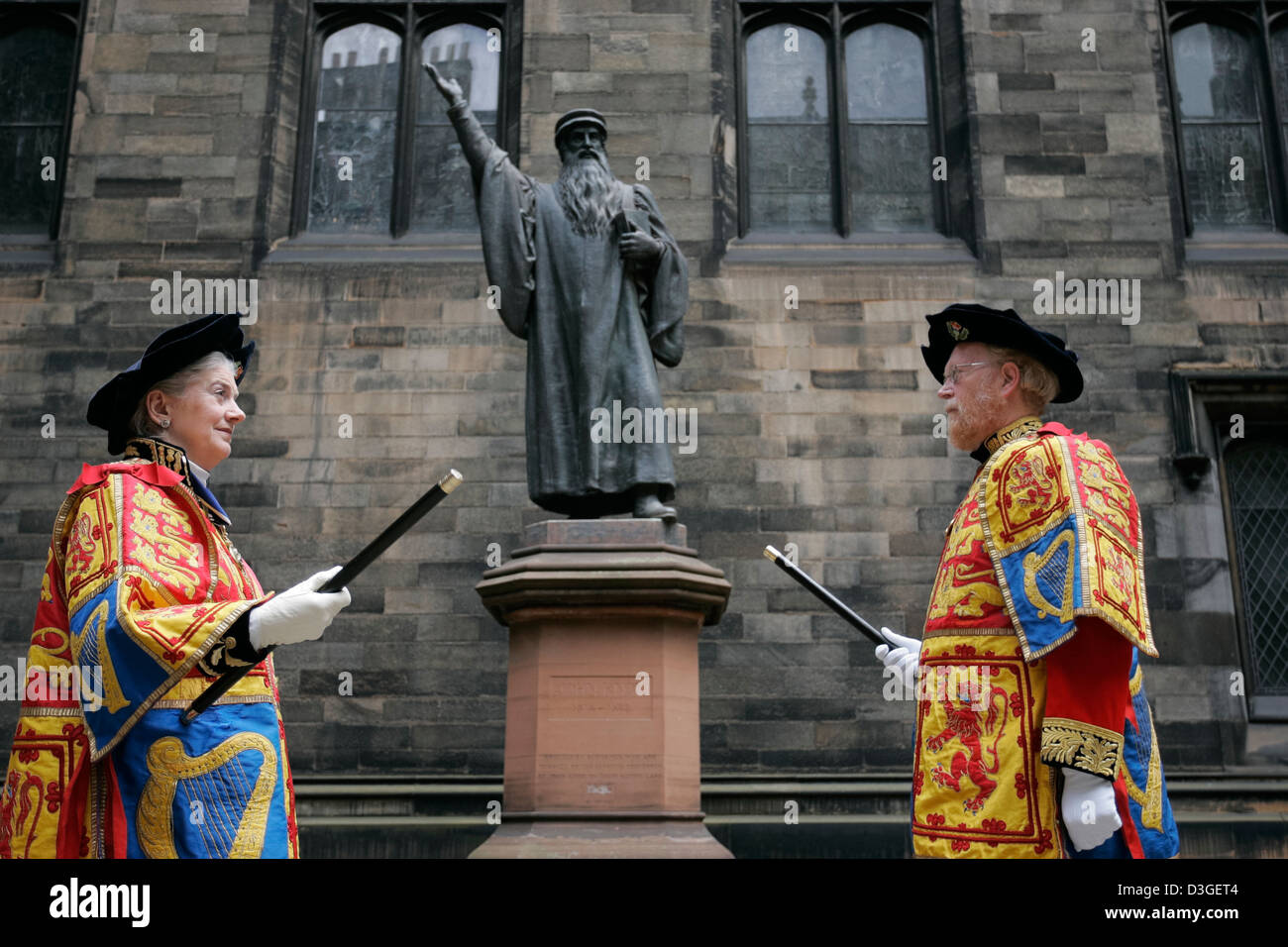 Zwei Herolde stehen vor der Statue von John Knox auf der Generalversammlung der Church Of Scotland, 2005 Stockfoto