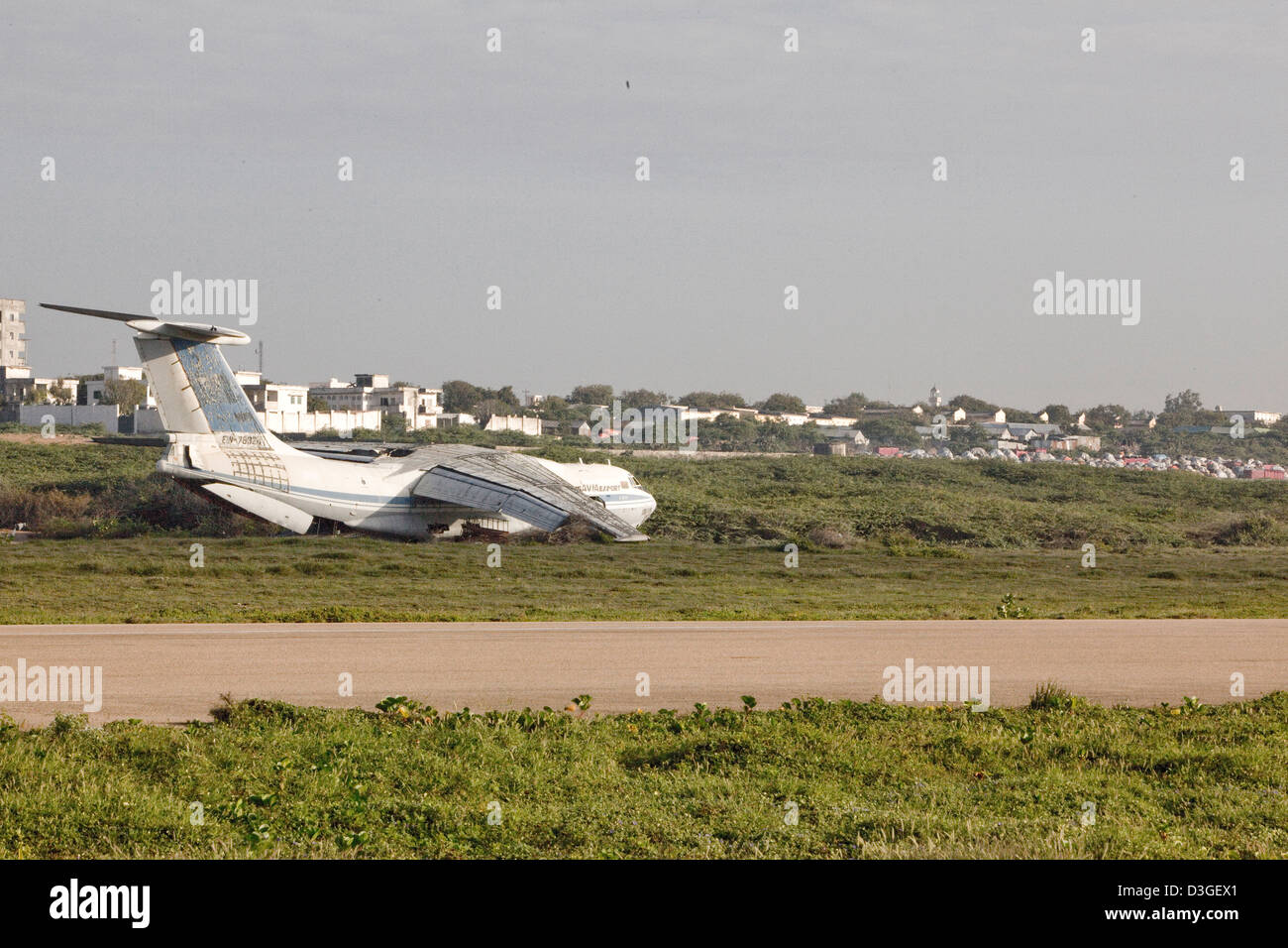 Ein stillgelegtes Flugzeug auf der Seite der Landebahn am Flughafen Aden Ade Stockfoto