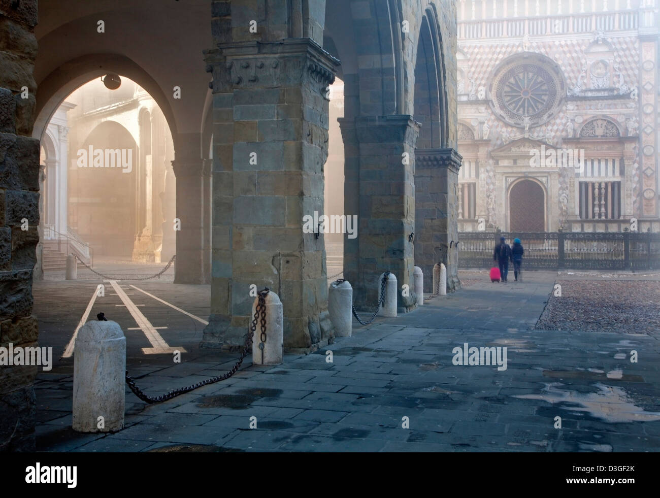 Bergamo - Colleoni Kapelle durch die Kathedrale Santa Maria Maggiore in der oberen Stadt im Morgennebel Stockfoto