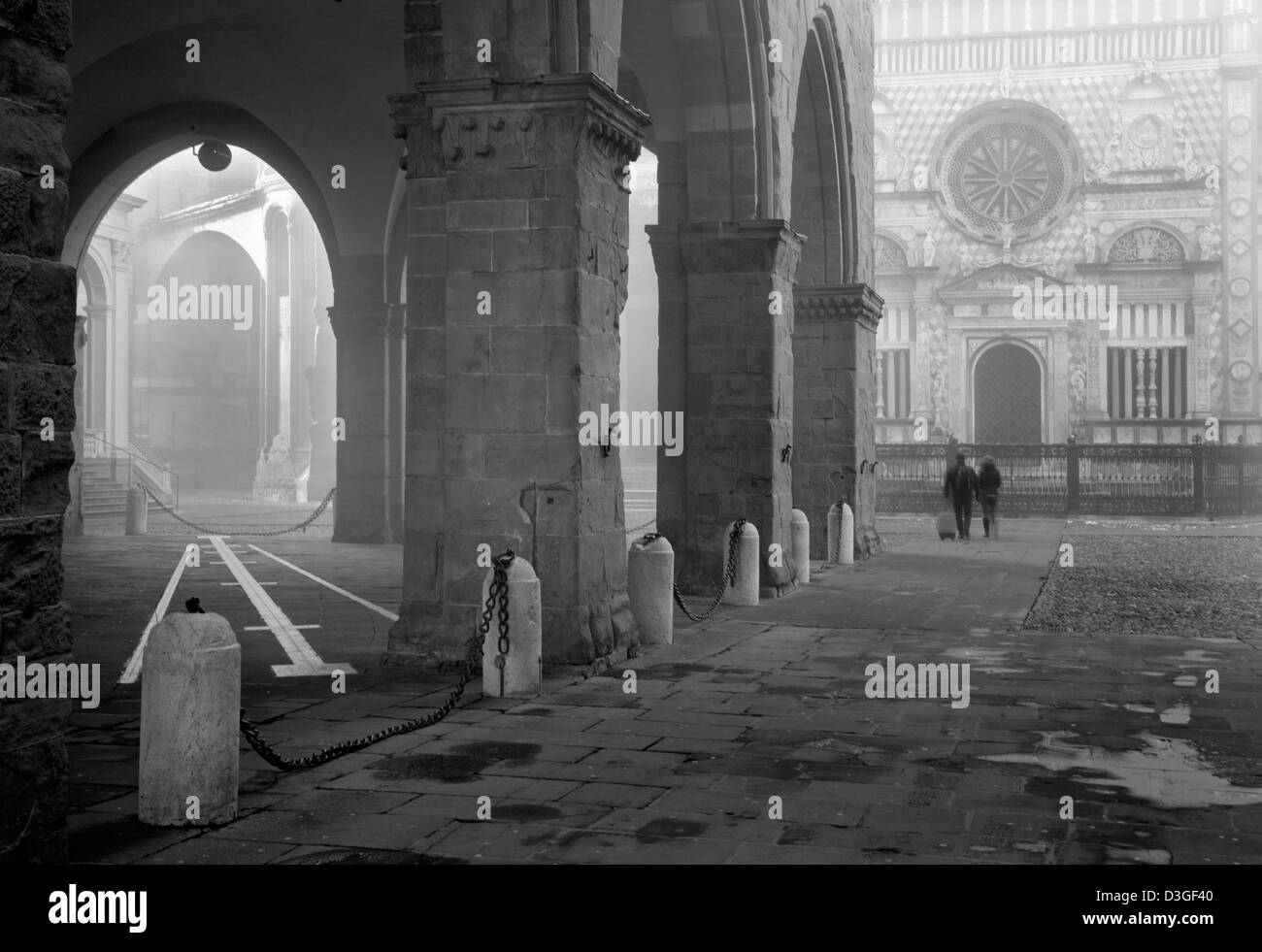 Bergamo - Colleoni Kapelle durch die Kathedrale Santa Maria Maggiore in der oberen Stadt im Morgennebel Stockfoto