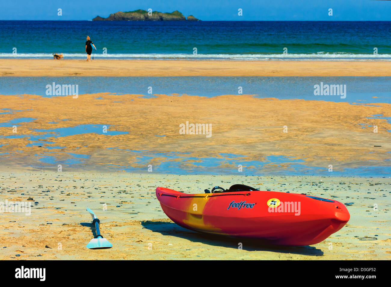 Kanu auf dem Strand, Harlyn Bay, Cornwall, England Stockfoto