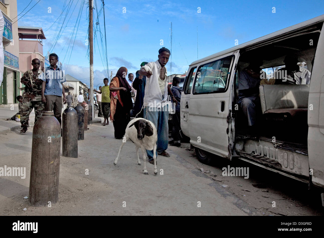 Eine Ziege auf einen öffentlichen van auf den belebten Straßen von Mogadischu getrieben wird. Stockfoto