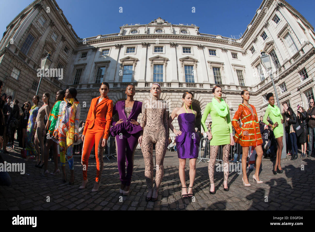 London, UK. 19. Februar 2013.  Ein Flashmob mit 11 Modelle tragen Designs von Carlotta Actis Barone sorgte heute, Dienstag, wie sie während der London Fashion Week im Somerset House erschien und später auf Freimaurer Halle ging, wo die Fashion Scout zeigt, statt. Foto: CatwalkFashion/Alamy Live-Nachrichten Stockfoto