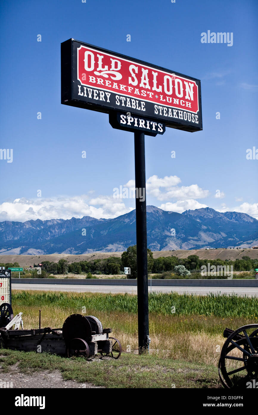 Die alten Saloon-Schild und die Berge, Emigrant, Montana, USA Stockfoto