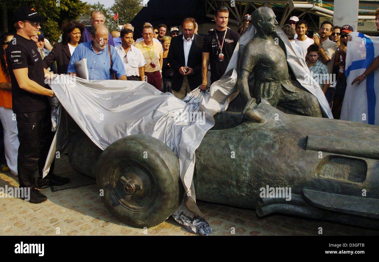(Dpa) - McLaren-Mercedes-Fahrer Kimi Raeikkoenen (L) von Finnland und der Schotte David Coulthard (C, schwarzen T-shirt) enthüllen eine Statue des verstorbenen argentinischen Rennfahrer-Legende Fangio in der Nähe von Rennstrecke Monza, Italien, 9. September 2004. Fangio, eine fünf Mal Formel 1-Weltmeister, beendet seine Karriere als Rennfahrer hier in Monza vor rund 50 Jahren. Grand Prix von Italien erfolgt in Monza auf Sunda Stockfoto