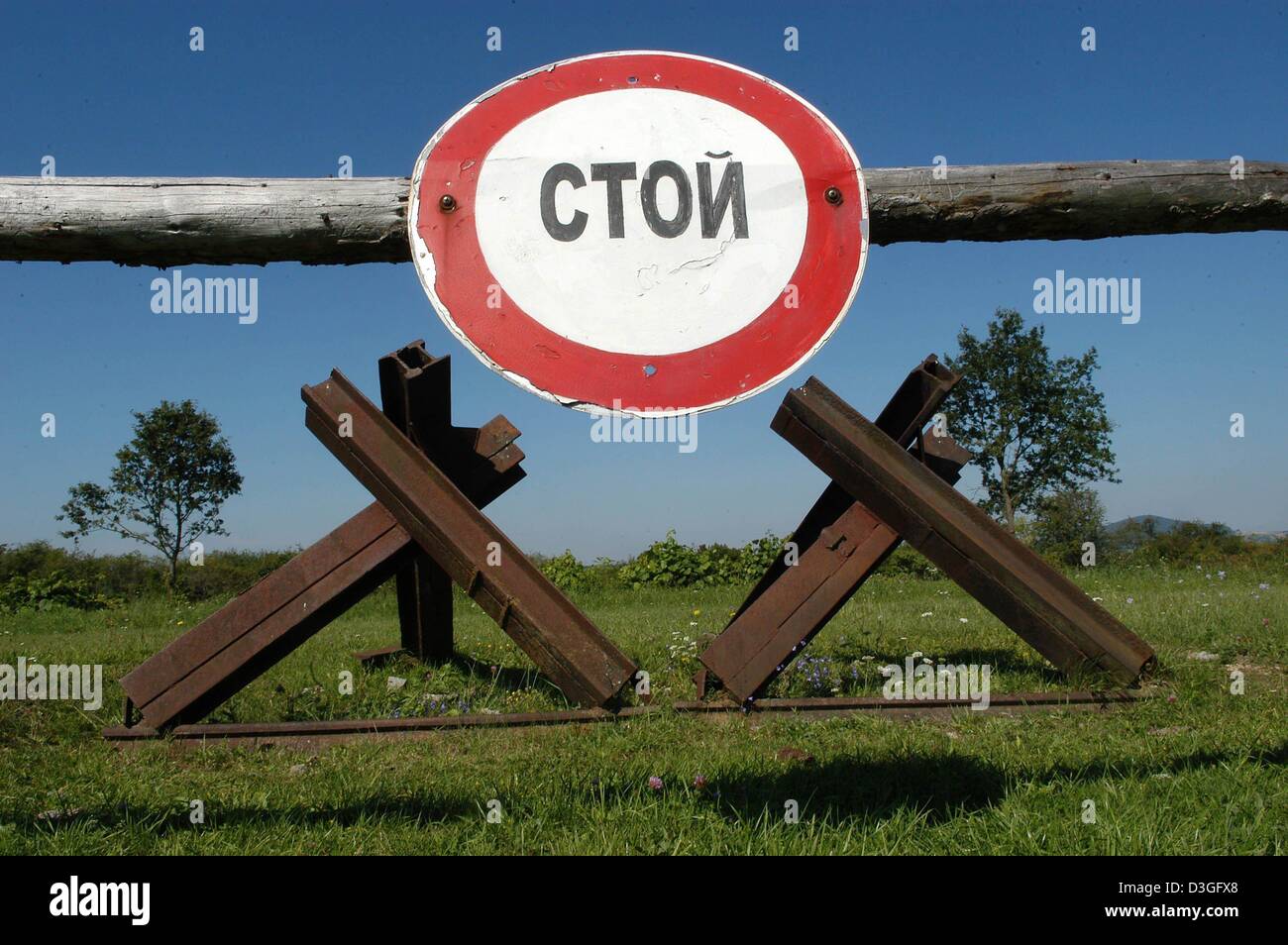 (Dpa) - ein Zeichen, das in russischer Sprache liest "stop" auf dem Gelände der ehemaligen Grenze Beobachtung Anlage "Point Alpha" in der Nähe von Rasdorf, Deutschland, 2. September 2004 gesehen werden können. An der ehemaligen Aussichtspunkt standen jetzt eine Gedenkstätte, die US-Streitkräfte und die ostdeutsche Grenzpolizei sich seit vierzig Jahren auf sehr kurze Distanz zur Markierung einer der Hotspots des Eisernen Vorhangs während des Kalten Krieges. Th Stockfoto