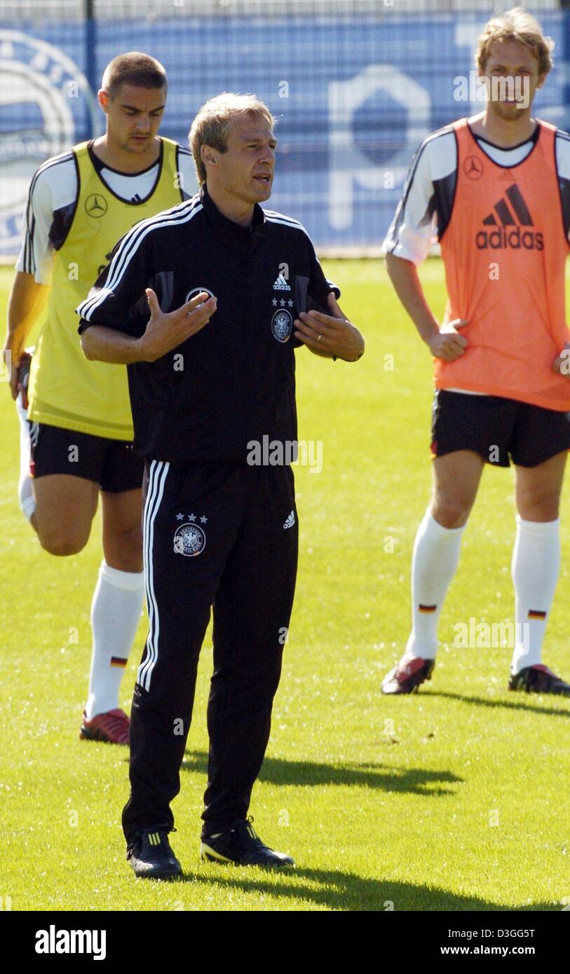 (Dpa) - Juergen Klinsmann (C), Trainer der deutschen Fußball-Nationalmannschaft spricht stehen vor Spieler Sebastian Deisler (L) und Frank Fahrenhorst während einer Trainingseinheit in Berlin, Deutschland, 5. September 2004. Deutschland erfüllen Brasilien in einem Freundschaftsspiel im Berliner Olympiastadion auf Mittwoch, 8. September 2004. Stockfoto