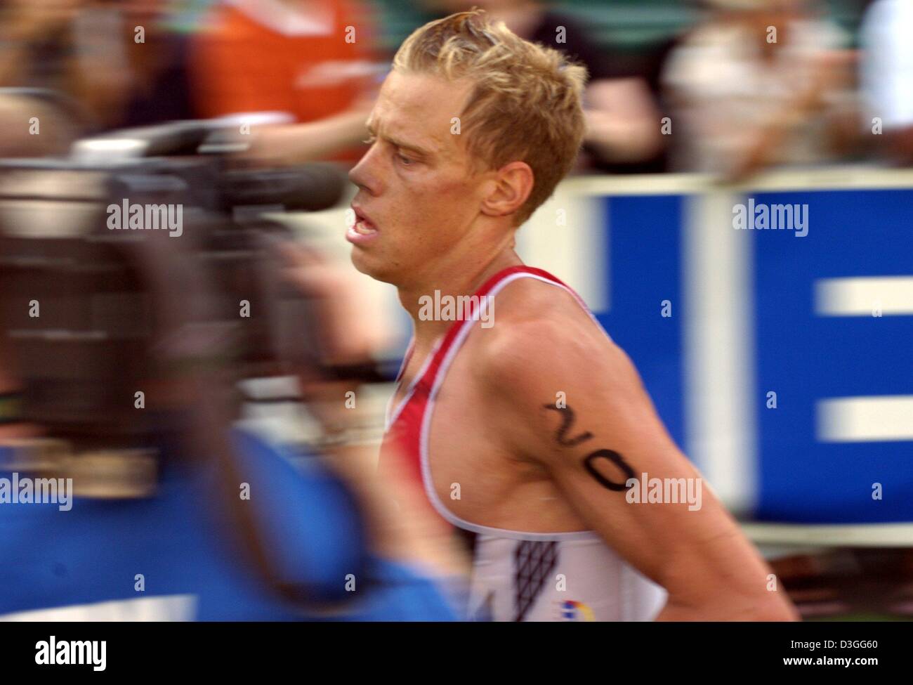 (Dpa) - ist Rasmus Henning von Dänemark auf dem Weg zu den ITU Triathlon World Cup in Hamburg, Deutschland, 5. September 2004 gewinnen. Neben der professionellen Athleten nahm ca. 6.000 Hobbysportler ebenfalls Teil. Stockfoto