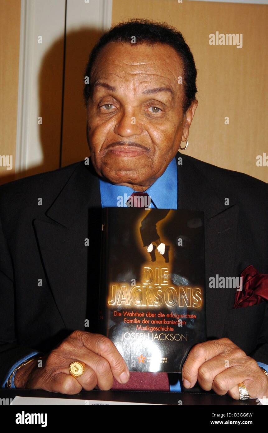 (Dpa) - der 75-Jahr-alten Patriarch der Jackson-Familie, Joseph Jackson, präsentiert seine Memoiren in München, auf Montag, 6. September 2004. Das Buch ist unter dem Titel "Sterben Jacksons" (the Jacksons) in Deutschland und gibt einen Einblick in das Leben der Jackson Familie und ihre berühmtesten Kinder, Michael, Janet und La Toya. Wegen Michael Jackson war Studie in den USA das Buch fi Stockfoto