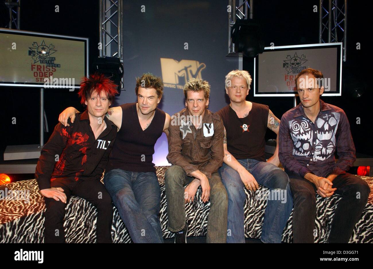 Dpa) - die Mitglieder der deutschen band "Die Toten Hosen", (von L:) Vom,  Campino, Andi, Kuddel und Breiti, geben ein Interview kommentiert ihre neue  Show auf MTV, in Berlin, 6. September 2004.