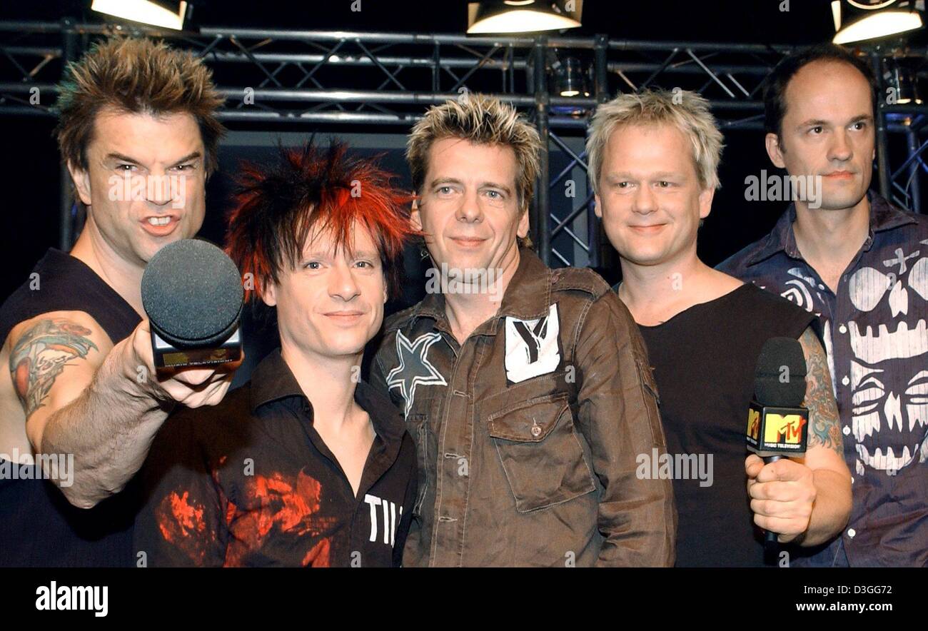 Dpa) - die Mitglieder der deutschen band "Die Toten Hosen", (von L:) Vom,  Andi, Kuddel, Campino und Breiti, geben ein Interview kommentiert ihre neue  Show auf MTV, in Berlin, 6. September 2004.