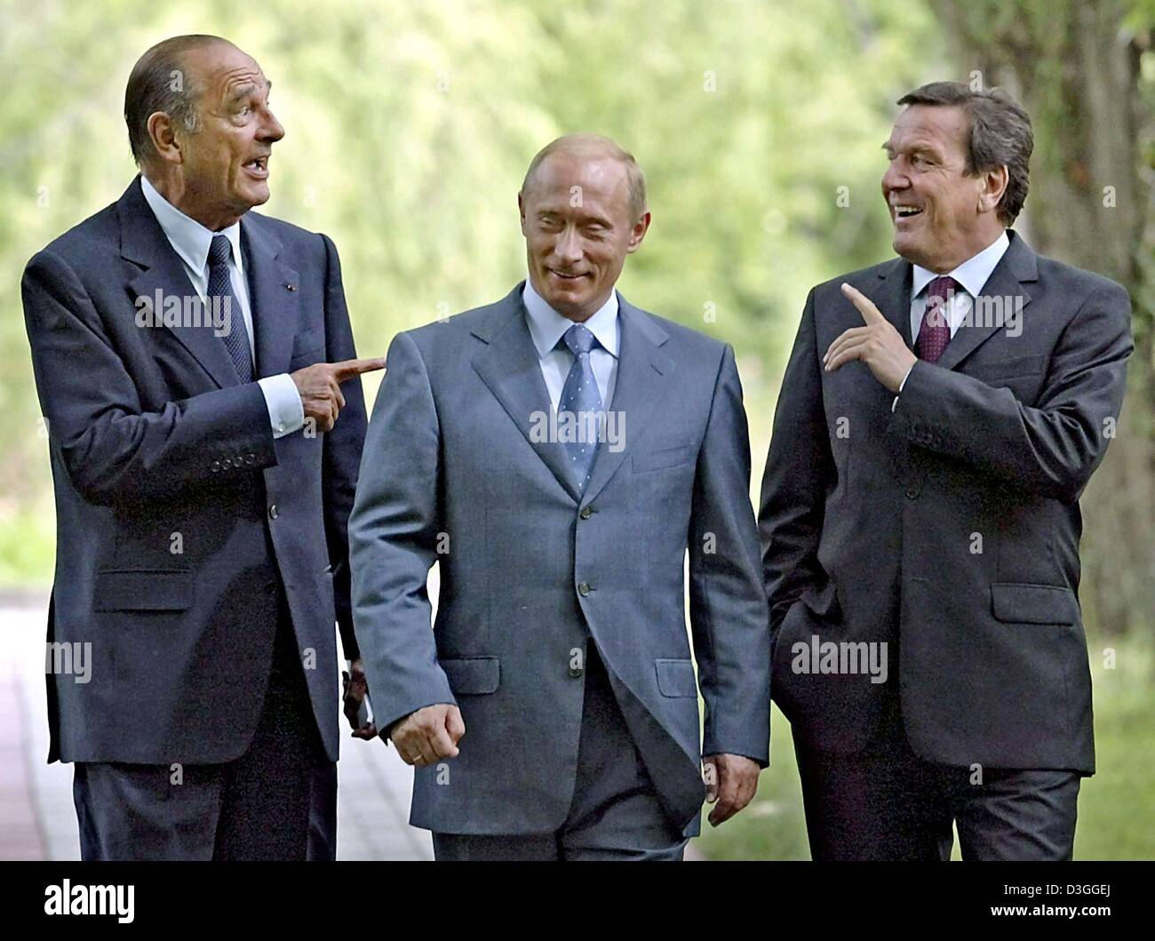 (Dpa) - Bundeskanzler Gerhard Schroeder (L-R), der russische Präsident Vladimir Putin und der französische Präsident Jacques Chirac Witz herum, während eines Spaziergangs auf dem russischen Präsidenten Sommerresidenz am Schwarzen Meer in Sotschi, Russland, Dienstag, 31. August 2004. Stockfoto