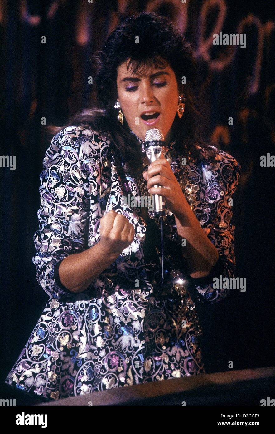 (Dpa-Dateien) - US-pop-Sängerin Laura Branigan singt bei der TV-Show "Wetten, dass....? (Wette,...?) in Basel, Schweiz, 21. September 1985. Branigan, wer stieg auf Ruhm mit ihrem hit "Gloria", ist am 26. August 2004, im Alter von 47 an einem Hirn-Aneurysma gestorben ihrer offiziellen Website, sagte Sonntag, 29. August. Der Sänger starb Donnerstag in ihrem Haus in East Quogue auf Long Island in der Nähe von New York City, acco Stockfoto