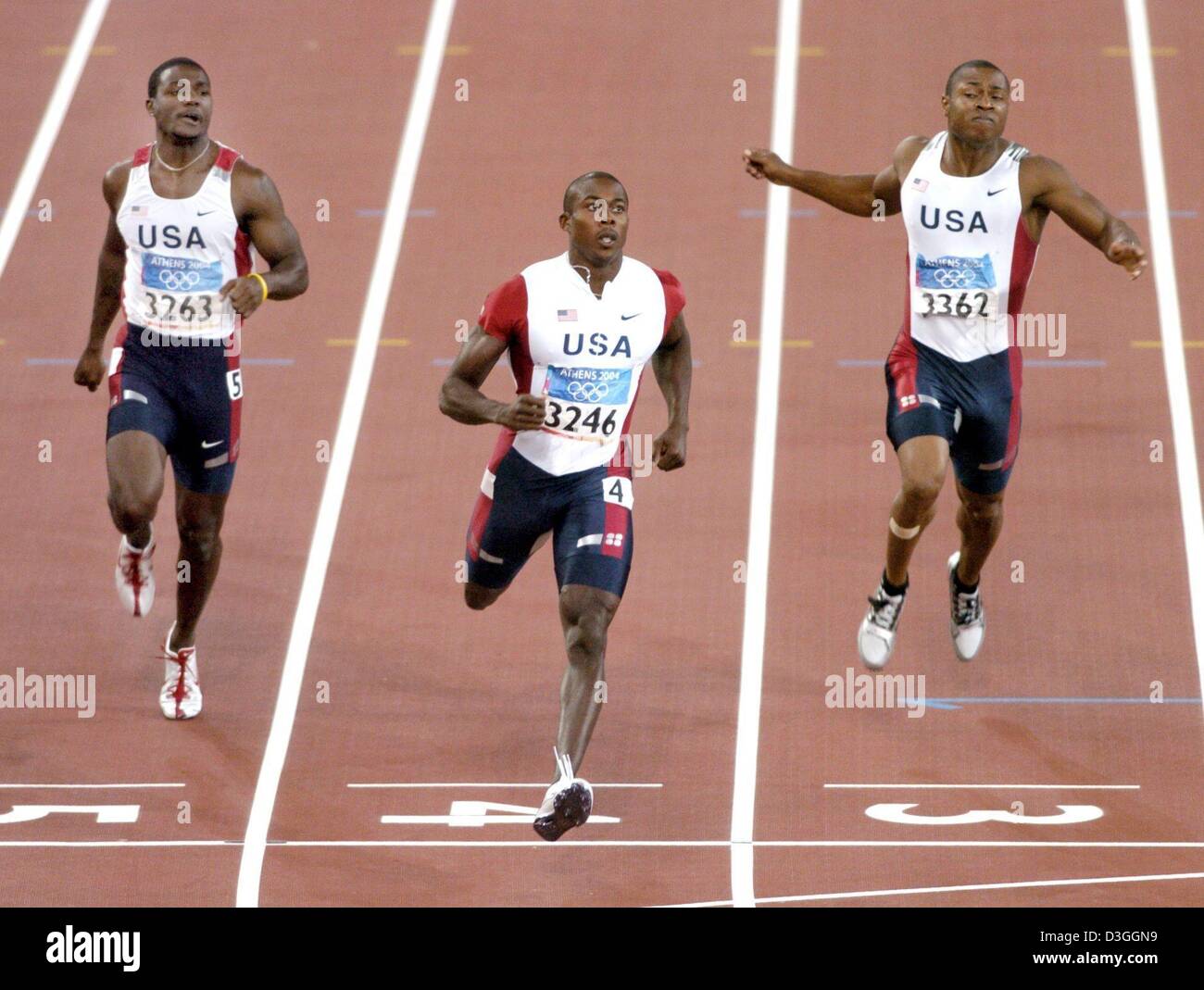 (Dpa) - Shawn Crawford (C) der Vereinigten Staaten überquert die Ziellinie vor seinem Teamkollegen Justin Gatlin (L) und Bernhard Williams in die Männer-200 m-Finale im Olympiastadion in Athen 2004 Olympischen Spiele, Donnerstag, 26. August 2004. Crawford gewann, Williams wurde zweite und Gatlin Dritte. Stockfoto