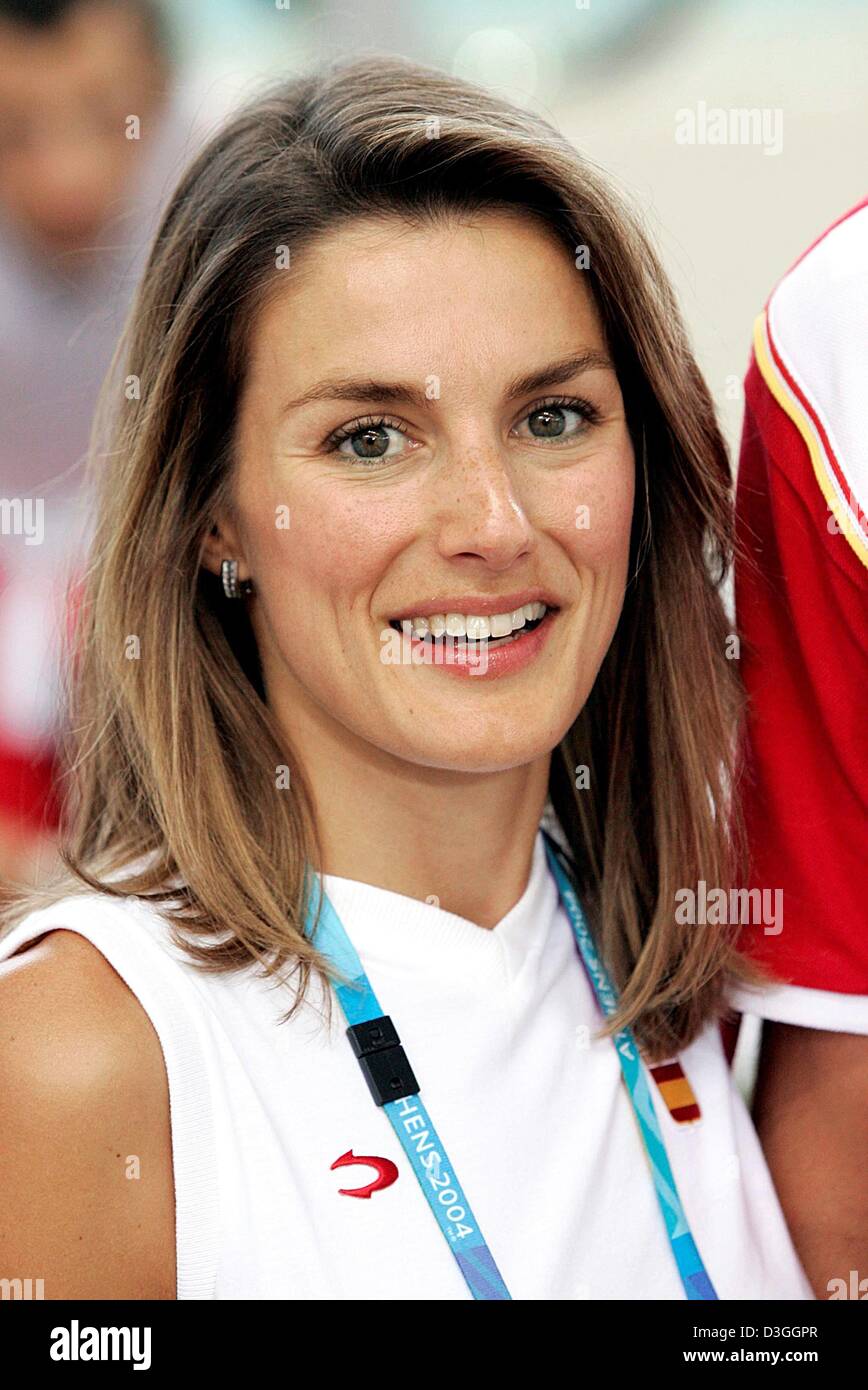 (Dpa) - Letizia Ortiz, Frau des spanischen Kronprinzen Felipe, lächelt während ihres Besuchs des spanischen Radteams bei OAKA Olympischen Velodrom während der Athen Olympischen Spielen 2004 in Athen, Griechenland, 25. August 2004. Stockfoto