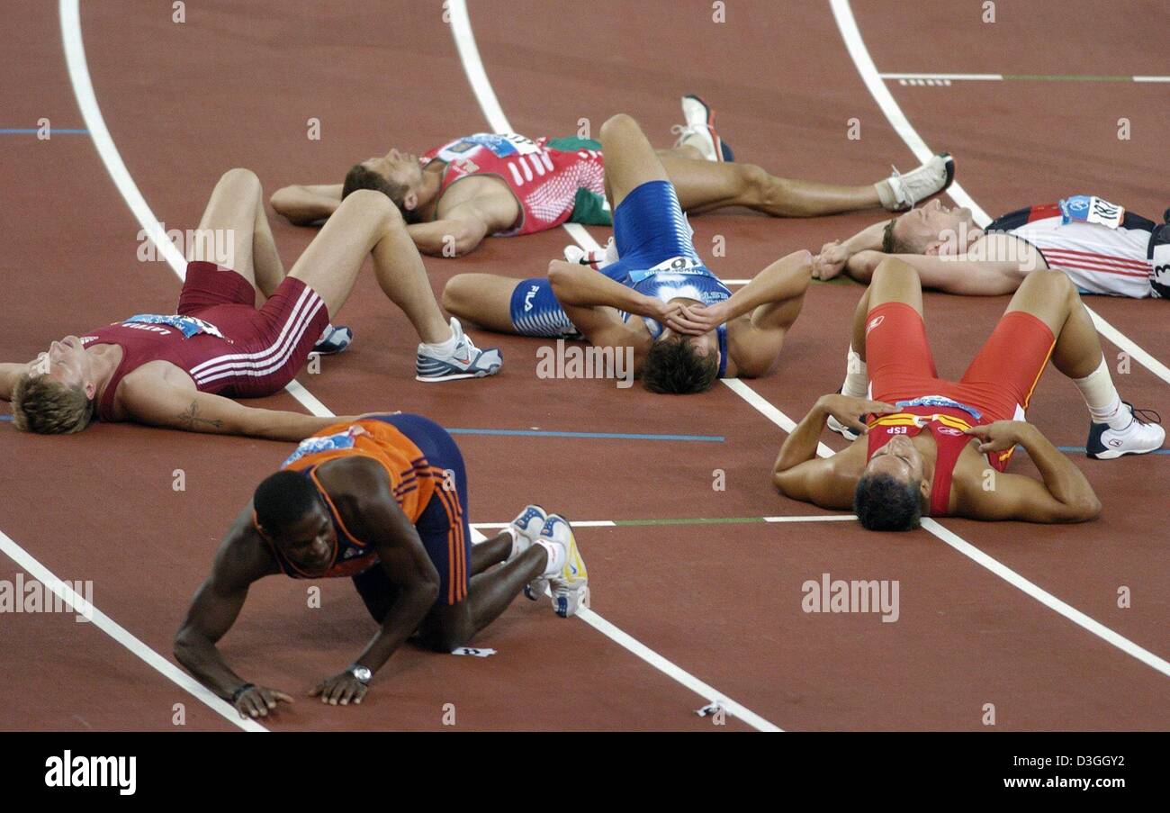 dpa-liegen-athleten-auf-der-strecke-nach-dem-olympischen-zehnkampf-1500m-rennen-im-olympiastadion-in-athen-griechenland-24-august-2004-erschopft-roman-sebrle-aus-tschechien-gewann-die-goldmedaille-im-olympischen-zehnkampf-d3ggy2.jpg