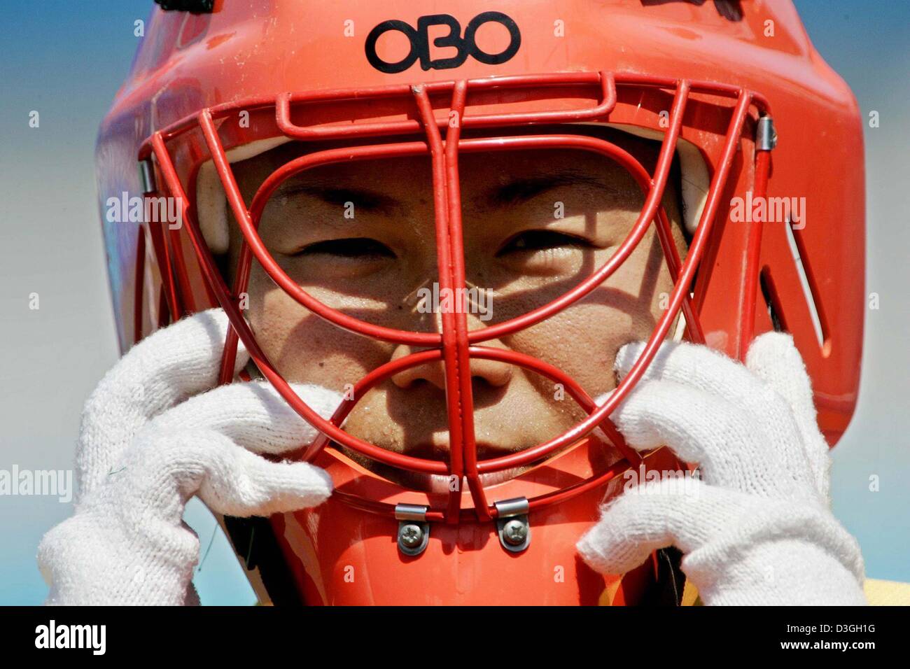 (Dpa) - japanische Torwart Rie Terazono passt ihre Gesichtsmaske während einer Trainingseinheit der japanischen Mannschaft bei den Athen Olympischen Spielen 2004 in Athen, Griechenland, 25 August 20004. Japan wird Korea in der Klassifizierung Match für Positionen 7-8 am Donnerstag, 26. August 2004 stellen. Stockfoto