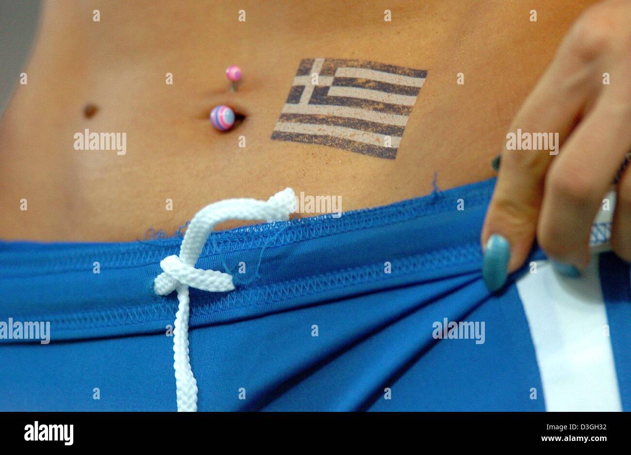 (Dpa) - der Bauch des griechischen Athleten Hrysopiyi Devetzi verfügt über eine kleine gemalte Flagge ihres Landes und ein Bauchnabel-piercing, wie sie für der Frauen olympische Dreisprung im Olympiastadion in Athen, 23. August 2004 bereitet. Devetzi wurde zweiter, die Silbermedaille gewinnen. Stockfoto