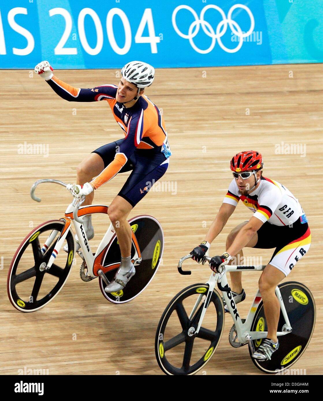 (Dpa) - feiert Theo Bos (L) von den Niederlanden nach dem Sieg gegen Rene Wolff (R) Deutschland nach ihrem Halbfinale bei der Olympischen Herren Track Cycling Sprint in Athen 24. August 2004. Stockfoto