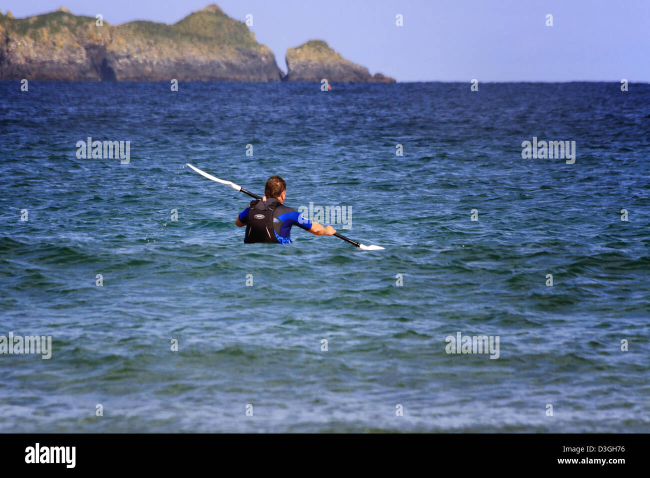 Reifer Mann mit einem Kanu, Harlyn Bay, Cornwall, England Stockfoto