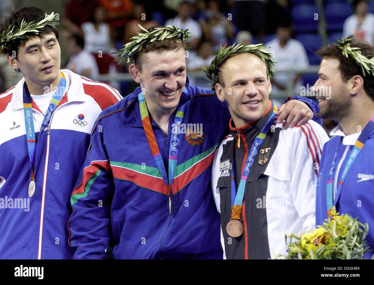 (Dpa) - (von L:) Sung Ho Jang von Südkorea, Ihar Makarau von Belarus, Deutsch Michael Jurack und Ariel Zeevi Israels auf dem Podium der Herren 100 kg Judo Wettbewerb bei den Olympischen Spielen 2004 in der Ano Liossia Olympic Indoor Hall in Athen, Donnerstag, 19. August 2004. Makarau gewann Gold, Silber, Jang Jurack und Zeevi nahm Bronze. Stockfoto