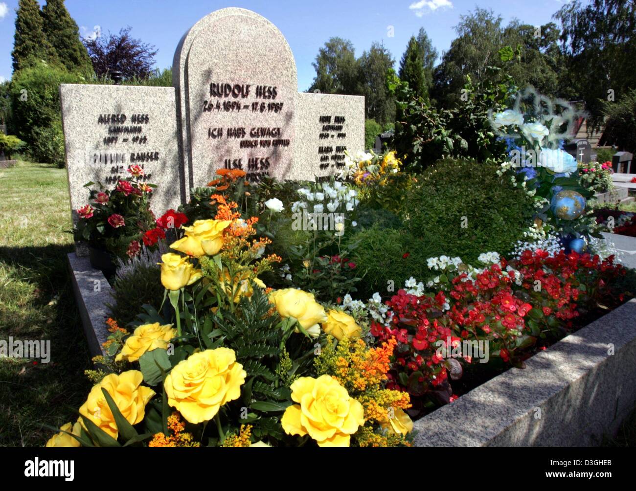 (Dpa) - ein Blick auf das Grab von Hitlers Stellvertreter Rudolf Heß in Wundsiedel, Deutschland, 18. August 2004. Hess war am 26. April 1894 geboren und starb am 17. August 1987. Jedes Jahr versammeln sich rund 2.500 Nazis in der kleinen Stadt Wundsiede zum Gedenken an Rudolf Heß "Friedensflieger" (Frieden Pilot). Stockfoto