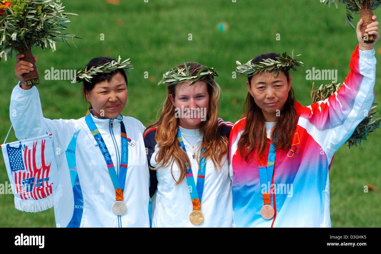 (Dpa) - Jubel Kimberly Rhode aus aus US (C), Lee Bo-Na aus Südkorea (L) und Gao E aus China während der Siegerehrung des Double Trap-Schießen am the2004 Olympische Spiele, Athen, 18. August 2004. Rhode gewann Gold, Bo-Na gewann Silber und Gao E gewann Bronze. Stockfoto