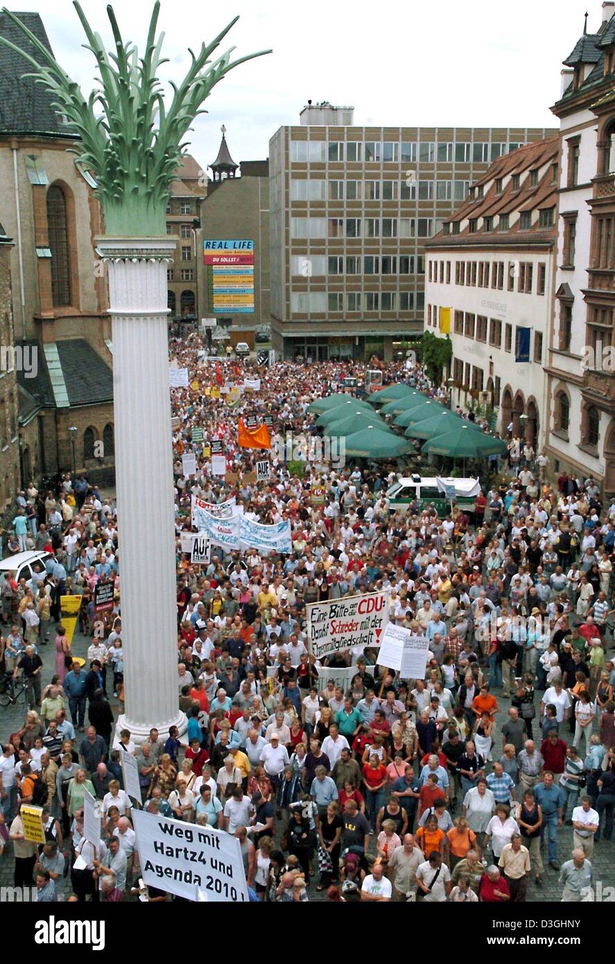 (Dpa) - protestieren gegen die Arbeitsmarktreformen, die sogenannten Hartz-IV, 16. August 2004 über 25 000 Menschen in Leipzig, Deutschland. Sie wollen mehr Fairness und Solidarität. Stockfoto