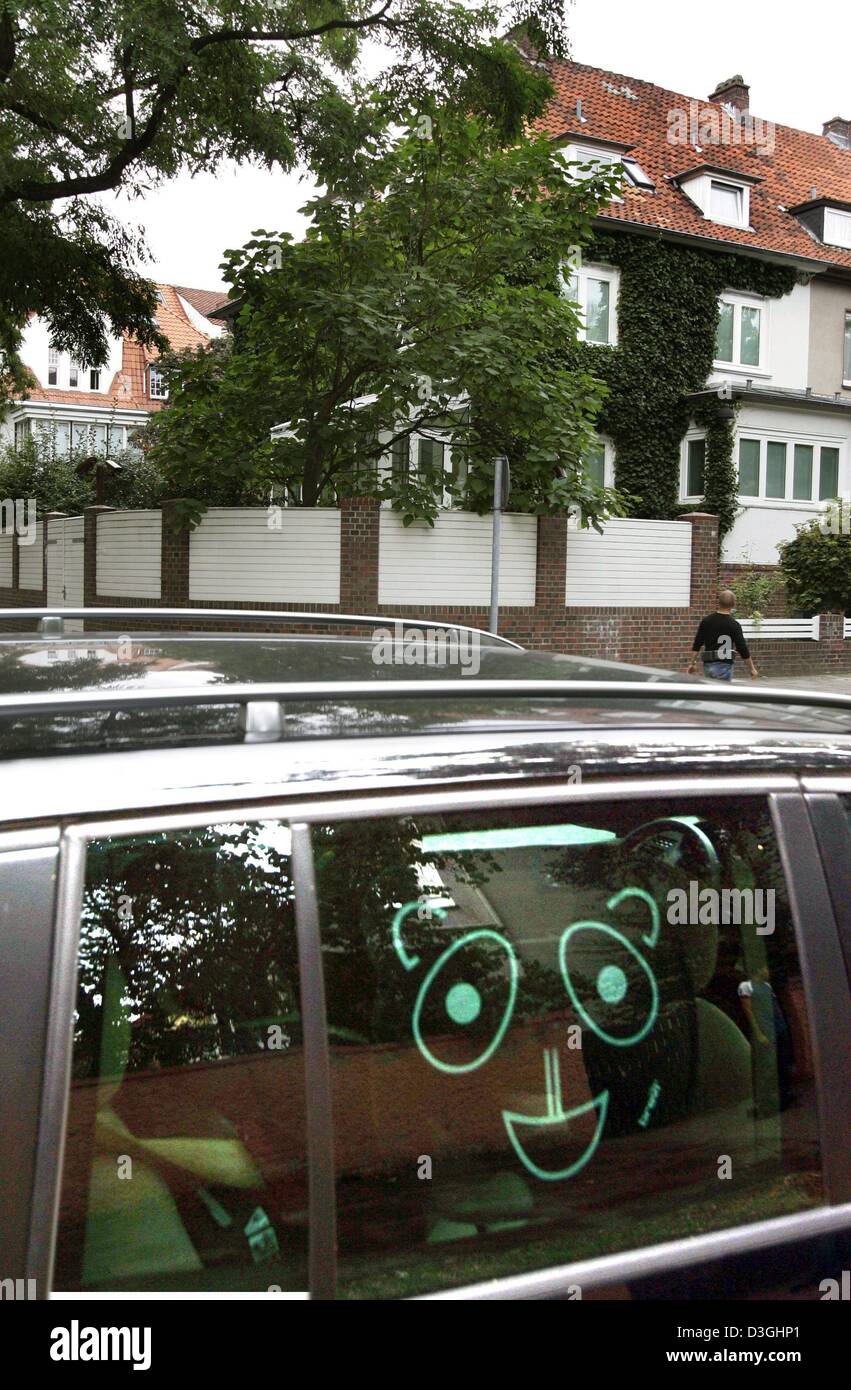 https://c8.alamy.com/compde/d3ghp1/dpa-die-private-familienauto-ausgestattet-mit-einer-sonnencreme-und-ein-auto-kindersitz-steht-vor-die-private-residenz-der-familie-schroder-in-hannover-deutschland-17-august-2004-bundeskanzler-gerhard-schroeder-und-seiner-frau-angenommen-laut-zeitungsberichten-eine-drei-jahrige-madchen-aus-russland-kleines-madchen-lebte-viktoria-zu-einem-kinderheim-in-st-petersburg-russland-u-d3ghp1.jpg
