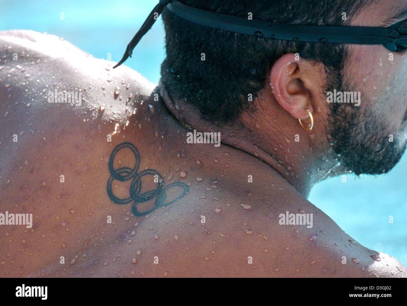 (Dpa) - ein unbekannter Schwimmer Sport ein Tattoo von den Olympischen Ringen auf dem Rücken, nimmt Teil an einer Schulung am Olympischen Pool in Athen, 13. August 2004. Die Olympia-Schwimmhalle Wettbewerbe startet am Samstag, 14. August. Stockfoto