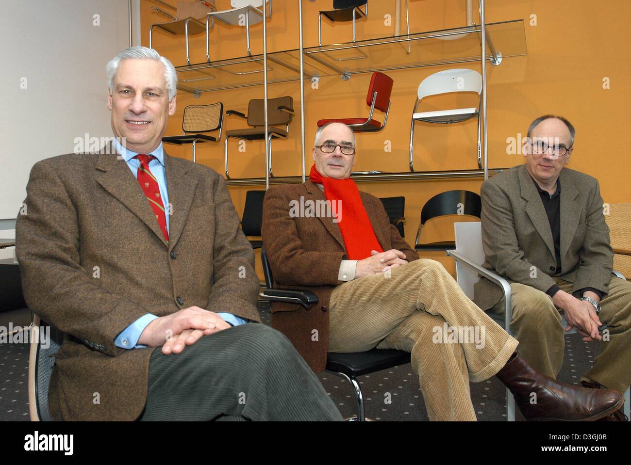 (Dpa) - die Firmeninhaber das Seat-Werk Thonet (von L:) Peter, Claus-Michael und Philipp Thonet sitzen in ihrem Unternehmen Ausstellungsraum in Frankenberg, Deutschland, 10. März 2004. Die Firma Thonet entworfen, das meistverkaufte Sitz aller Zeiten, der Kaffeehausstuhl Nr. 14 (Coffeeshop Stuhl Nr. 14), von denen 50 Millionen Stück weltweit verkauft wurden. Die Firma entstand im 18 Stockfoto