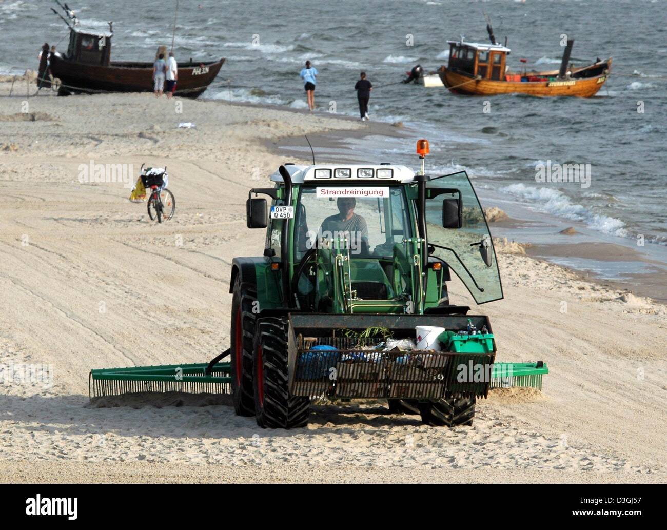 (Dpa) - ein Traktor zieht einen übergroßen Rechen säubert den Strand in Ahlbeck auf der Insel Usedom, Deutschland, 3. August 2004. Die Maschine Siebe den Sand und sammelt alle verbleibenden Schmutz und Müll. Die fast 70 Meter langen Strand verbindet der Seebäder Ahlbeck, Heringsdorf und Bansin sind die so genannten "Kaiserbaeder" (Kaiser Strände und Resorts). Die "Kaiserbaeder" auf Usedom, G Stockfoto