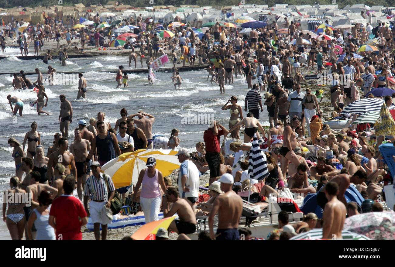 (Dpa) - Massen von Menschen drängen sich am Strand und genießen Sie die warme Sonne und das kühle Nass in der Nähe von Lübeck, 8. August 2004. Temperaturen sind weiterhin in den 30er Jahren in den nächsten Tagen erwartet. Stockfoto