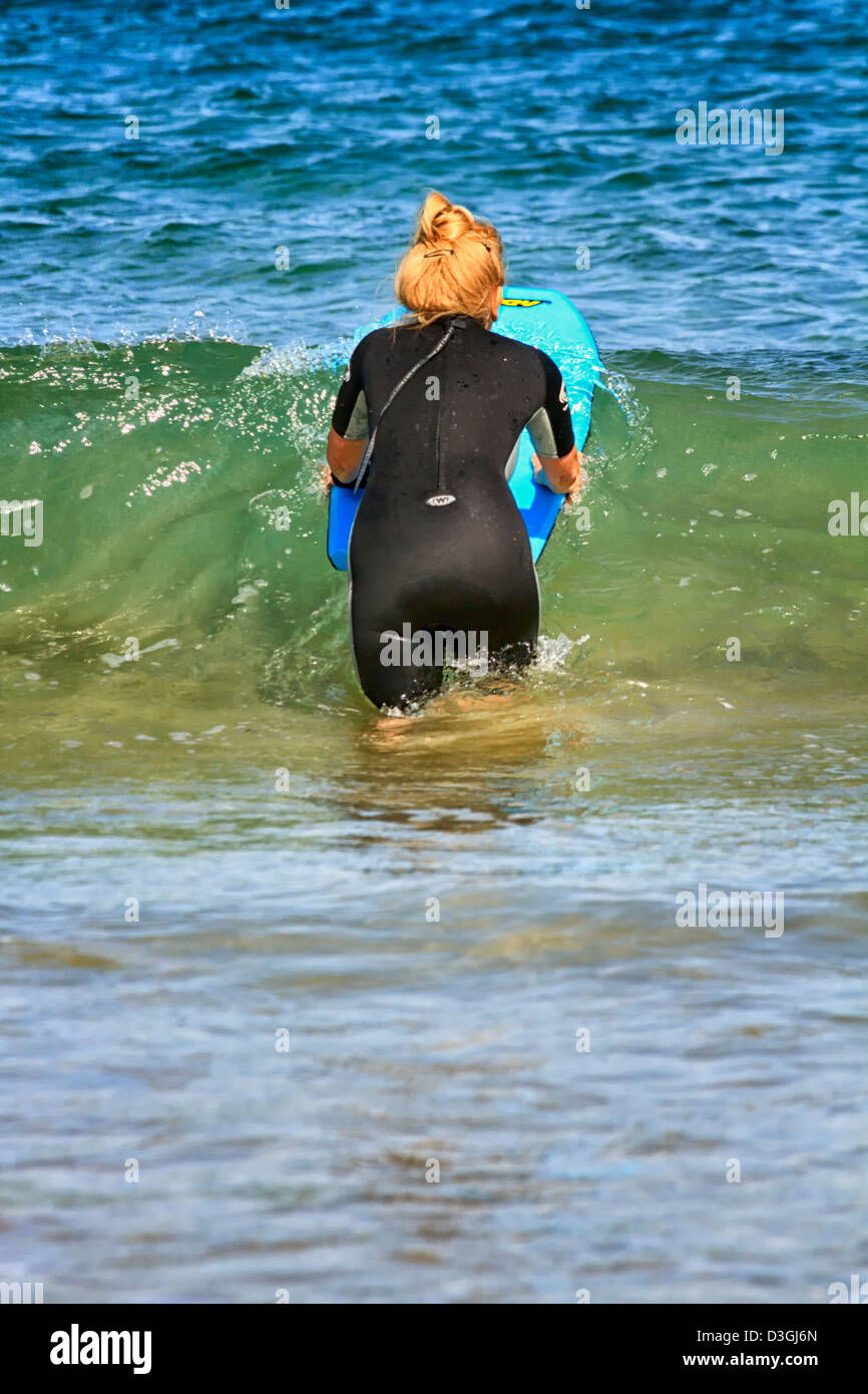 Reife Frau mit einem Surfen body Board, Harlyn Bay, Cornwall, England Stockfoto