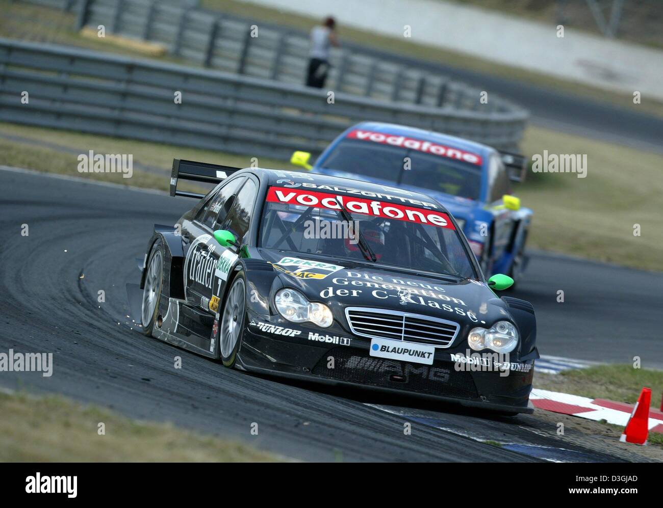 (Dpa) - britische DTM-Pilot Gary Paffett steuert seine AMG-Mercedes c-Klasse durch eine Kurve beim 7. Rennen der Deutschen Tourenwagen Meisterschaft (DTM) in Oschersleben, Deutschland, 8. August 2004. Paffett fand 4.. Stockfoto