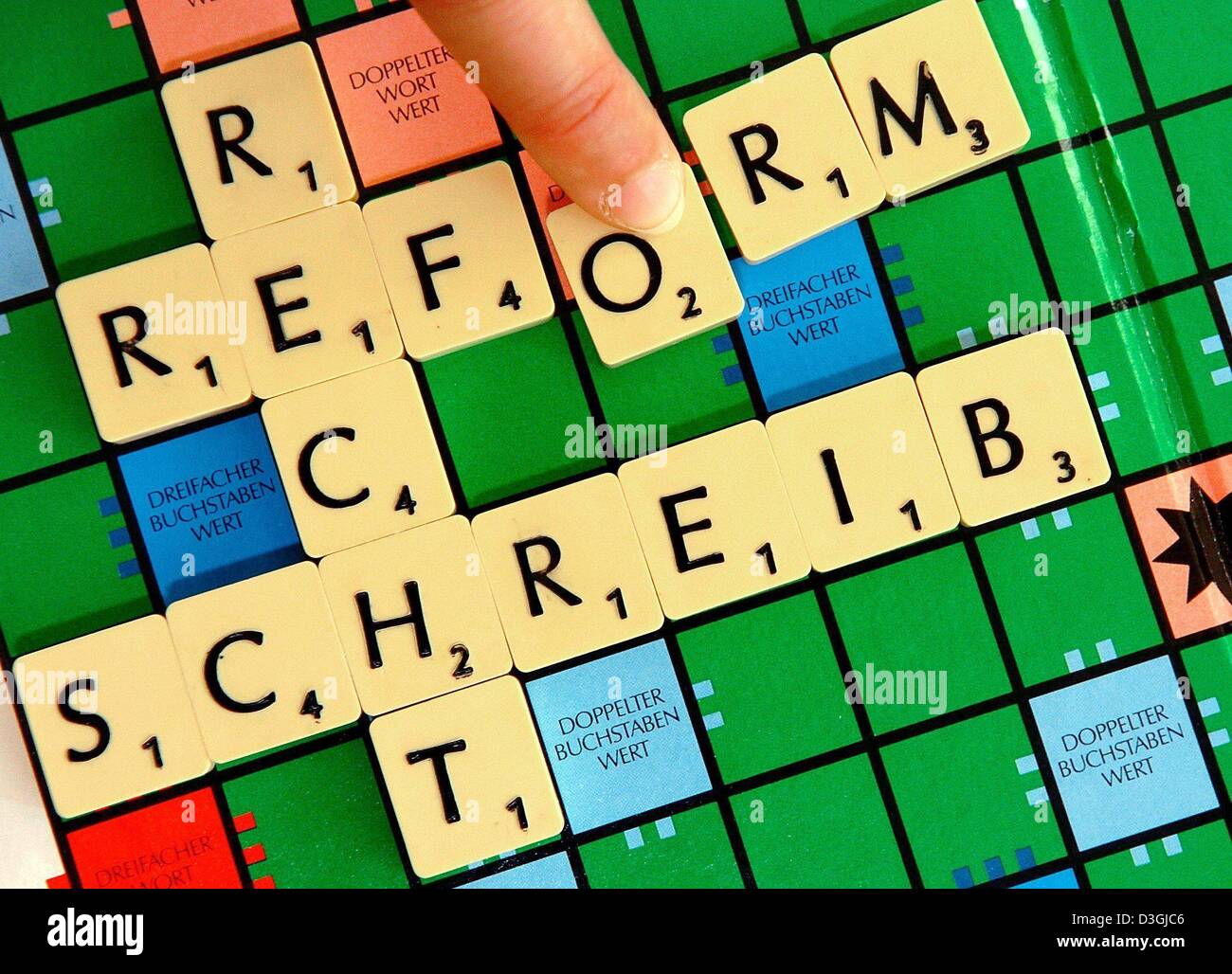 (Dpa) - ein Finger verschiebt den Buchstaben "o ' einrastet, das Wort"Rechtschreibreform"(Rechtschreibreform) auf einem Scrabble-Brett, in Schwerin, Deutschland, 9. August 2004 zu bilden. Regierungsbeamten und Schülerinnen und Schüler sollen erlassen, die neue Rechtschreibung im nächsten Jahr endet eine Übergangsfrist, die im Jahr 1998 begann. Aber Hauptnachrichten Verlage, die im Einklang mit den Änderungen vor fünf Jahren fiel, haben Stockfoto