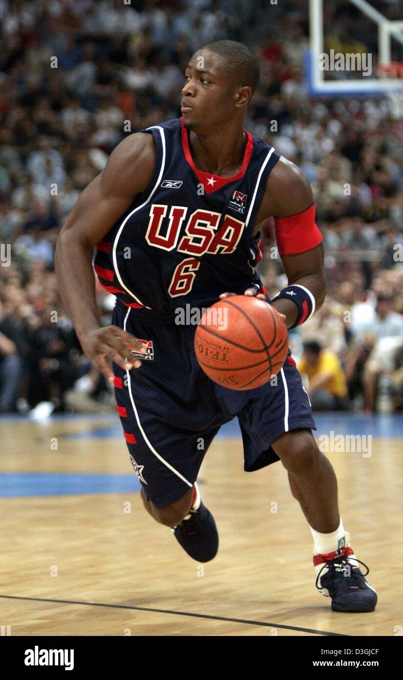 Dpa) - US-Basketball-Spieler Dwayne Wade während einer Ausstellung Spiel  zwischen dem US-Dream-Team und der deutsche Basketball-Nationalmannschaft  in Köln, Deutschland, 4. August 2004 dribbelt. Die USA gewann das enge  Spiel an der Summer