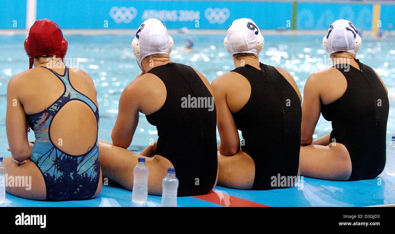(Dpa) Mitglieder des weiblichen US-Wasserball-Nationalmannschaft sind entspannend während einer Trainingseinheit in Athen am 7. August 2004 für die bevorstehenden Olympischen Spiele zwischen 13 und 29 August in der griechischen Hauptstadt stattfindet. Stockfoto