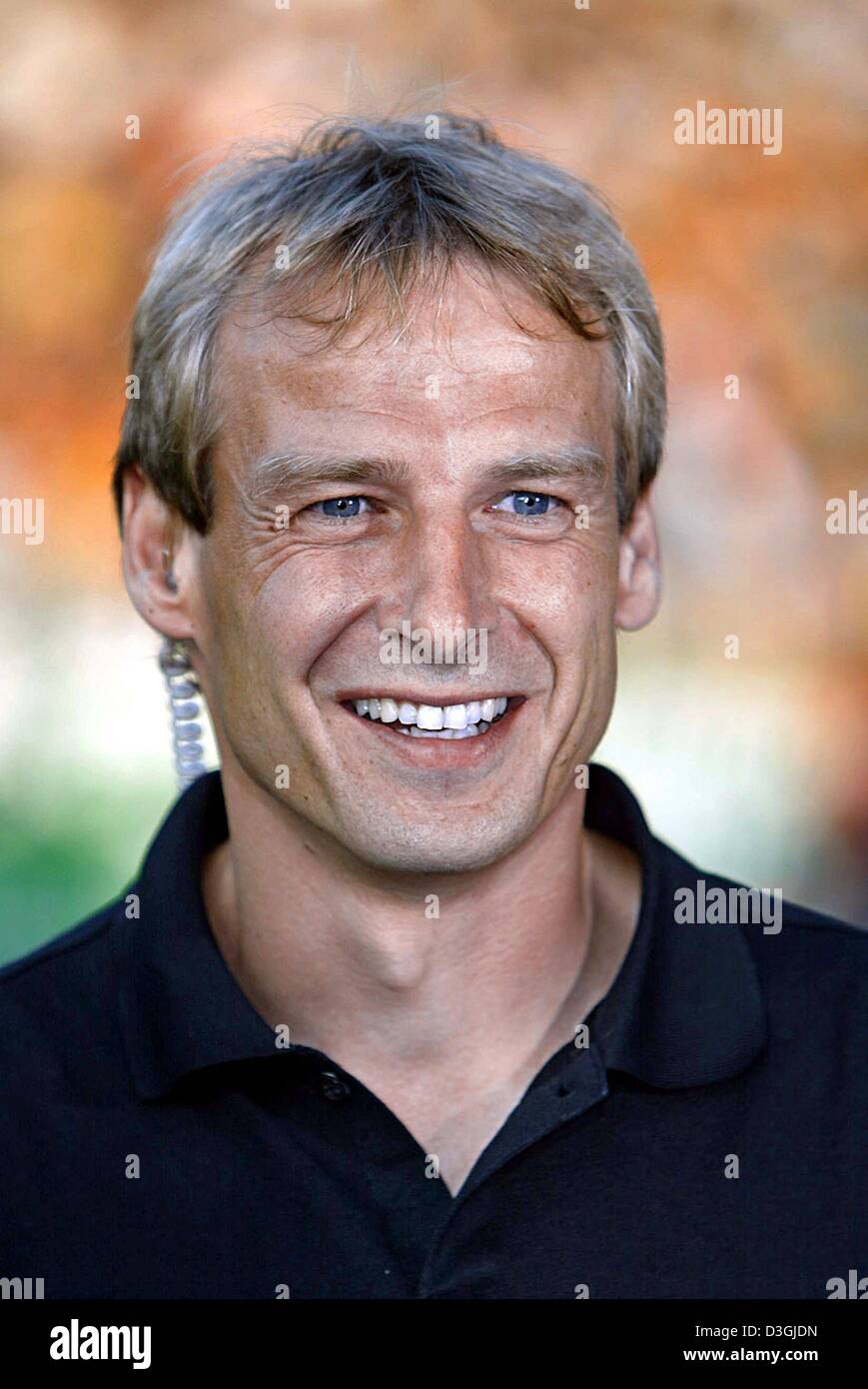 (Dpa) Der neue Head Coach der deutschen Fußball-Nationalmannschaft Strahlen Juergen Klinsmann in der Bremer Weserstadion am 6. August 2004. Er beobachtete den Auftakt der neuen Saison zwischen SV Werder Bremen und Schalke 04. Bremen gewann mit 1:0. Stockfoto