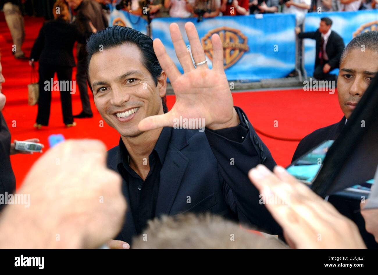 (Dpa) - Hollywood-Schauspieler Benjamin Bratt (C) "Wellenlinien" wie er, um die Deutschland-Premiere seines Films "Catwoman" in Hamburg, 5. August 2004 ankommt. Die Comic Verfilmung erzählt die Geschichte einer Frau, die in eine mystische Ironie des Schicksals in Catwoman, eine Frau mit der Kraft, Schnelligkeit und Sinne einer Katze und balancieren auf dem schmalen Grat zwischen Held und Verbrecher umgewandelt wird. Aber ihr Abenteuer Stockfoto