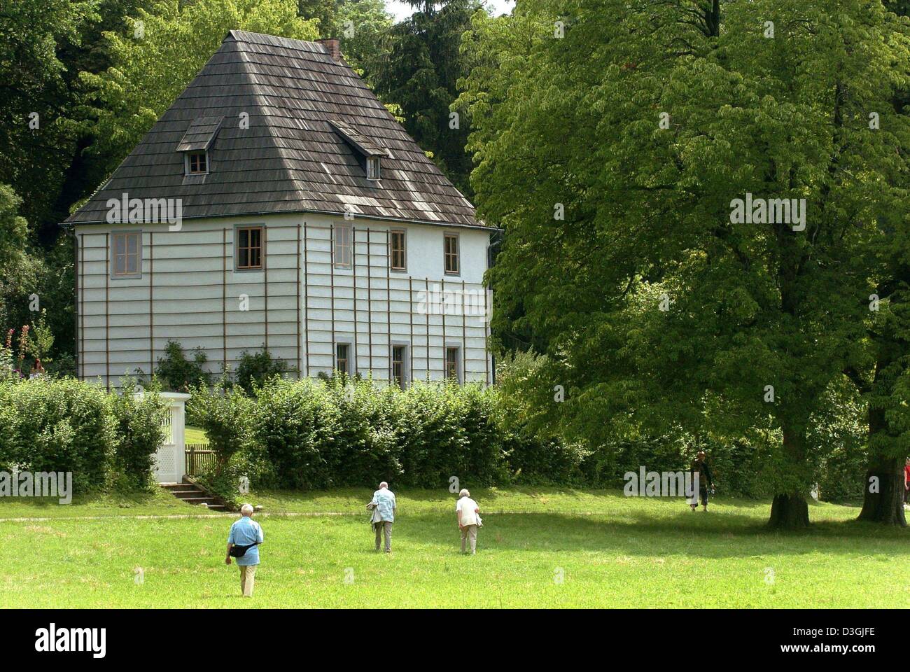 (Dpa) - immer eine touristische Attraktion ist das Gartenhaus des deutschen Schriftstellers und Lyrikers Johan Wolfgang von Goethe in Weimar, Deutschland, 28. Juli 2004. Herzog Carl August hatte das Haus und das umliegende Land Goethe 1776 gegeben. Goethe lebte dort ständig bis 1782 und beteiligte sich an der landwirtschaftlichen Rekonstruktion des nahe gelegenen Ilm Tal in einem Park im englischen Stil. Stockfoto