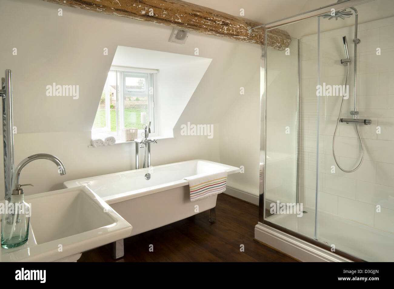 Modernes Bad mit einer Badewanne und einer großen modernen Sockel in Dusche  in einem Zimmer im Dachgeschoss gebaut Stockfotografie - Alamy