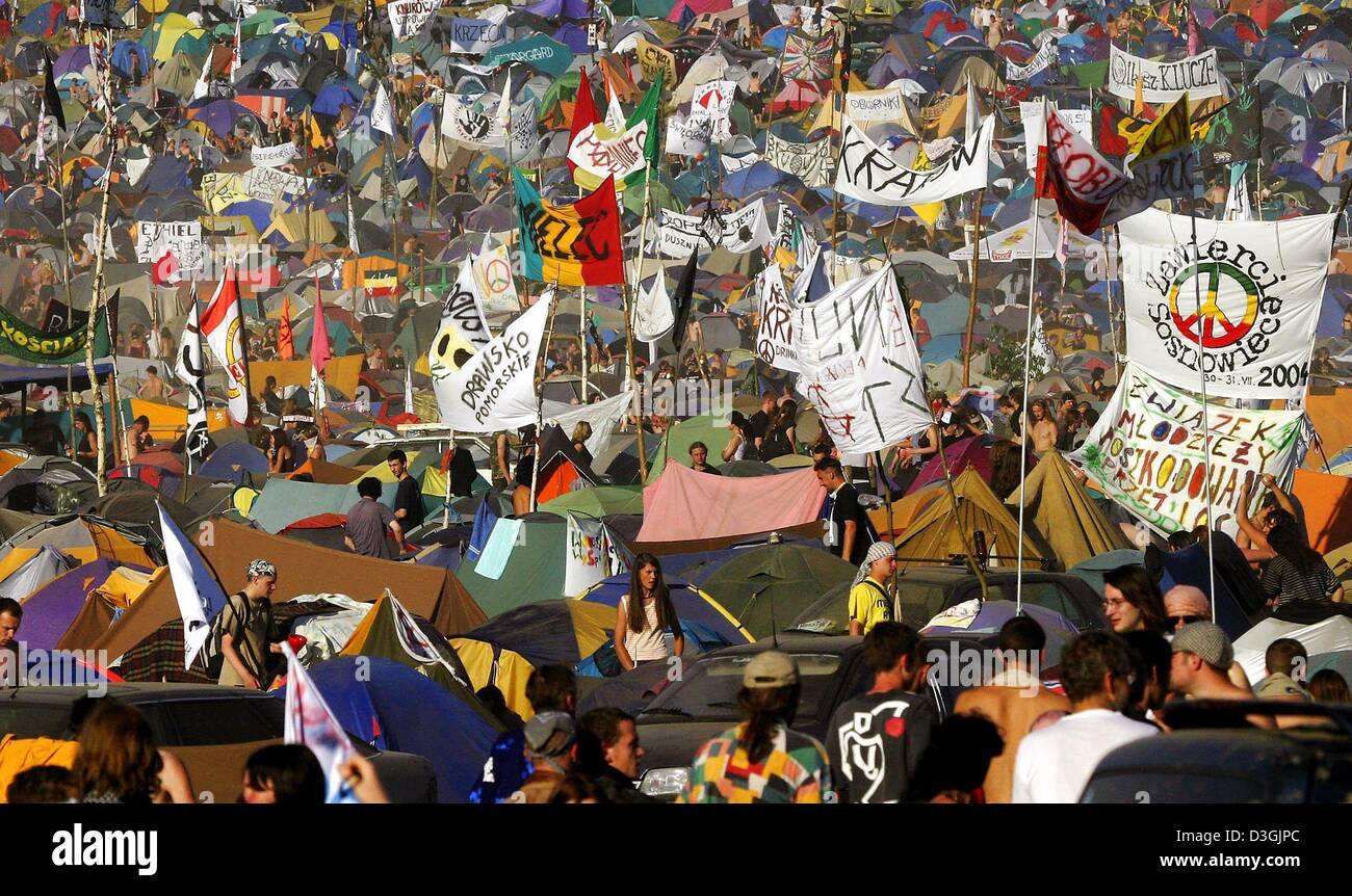 (Dpa) - Tausende von Fans kommen mit ihren Zelten für die 10. Open-Air-Festival "Stoppen Punkt Woodstock" an der Grenze der Stadt Kuestrin, Polen, 30. Juli 2004. rund 400.000 Menschen kamen zum Festival mit Bands aus Deutschland, Ungarn und der Tschechischen Republik. Das Festival ist eine Erinnerung an das legendäre Woodstock-Festival 1969 in den USA. Musiker-erledige für freie und Stockfoto